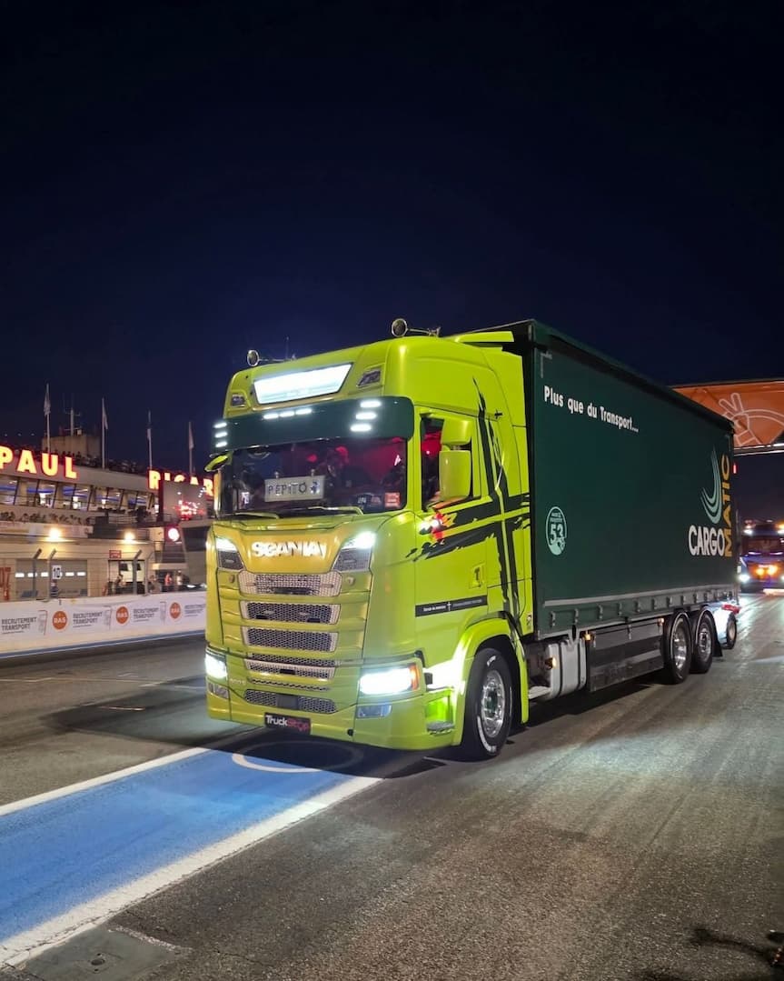 Camion Scania Cargomatic présenté par Julien lors du Grand Prix Camions du Castellet sur circuit Paul Ricard devant le public