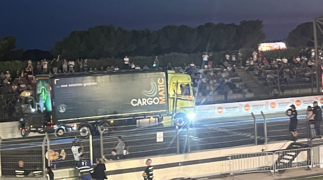 Camion poids lourd Cargomatic en démonstration au Grand Prix Camions du Castellet sur le circuit Paul Ricard de nuit