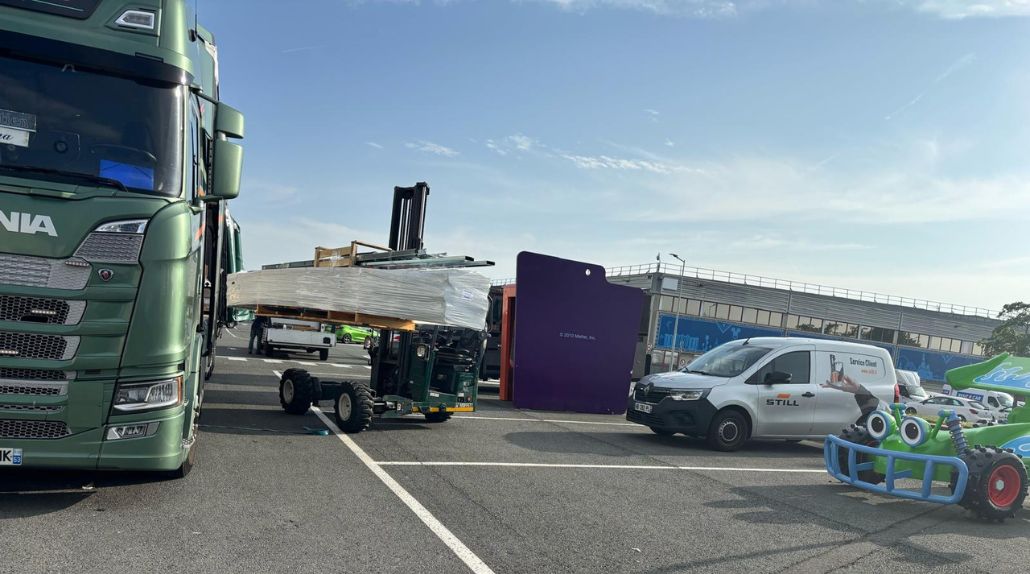 Livraison directe sur lieu de pose à Disneyland Paris grâce au chariot embarqué d’un camion Cargomatic