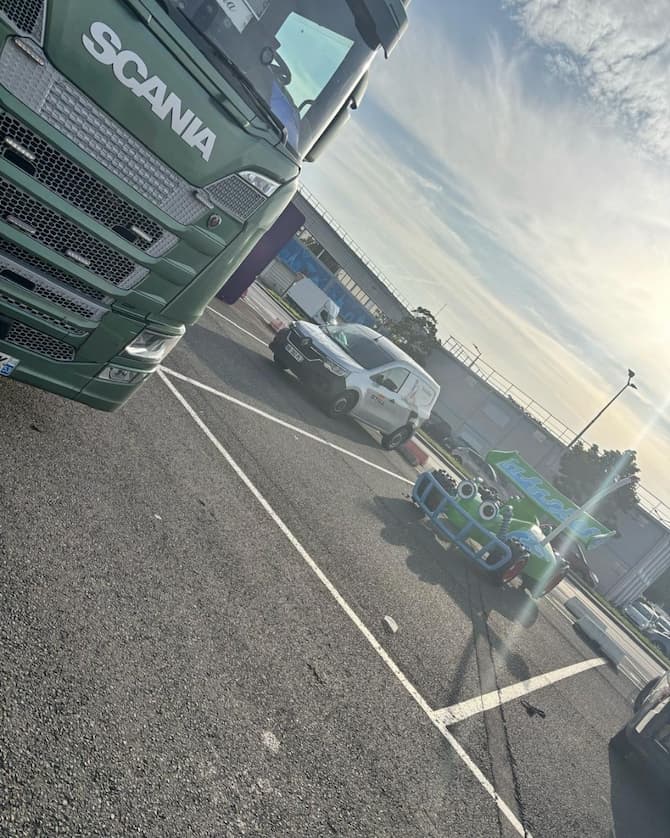 Livraison de marchandises palettisées avec chariot embarqué Cargomatic sur site événementiel à Disneyland Paris