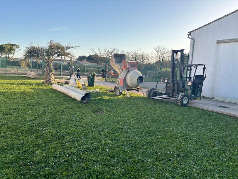 Livraison de matériel pour la rénovation d'un terrain de tennis à Loix sur l'île de Ré par Cargomatic