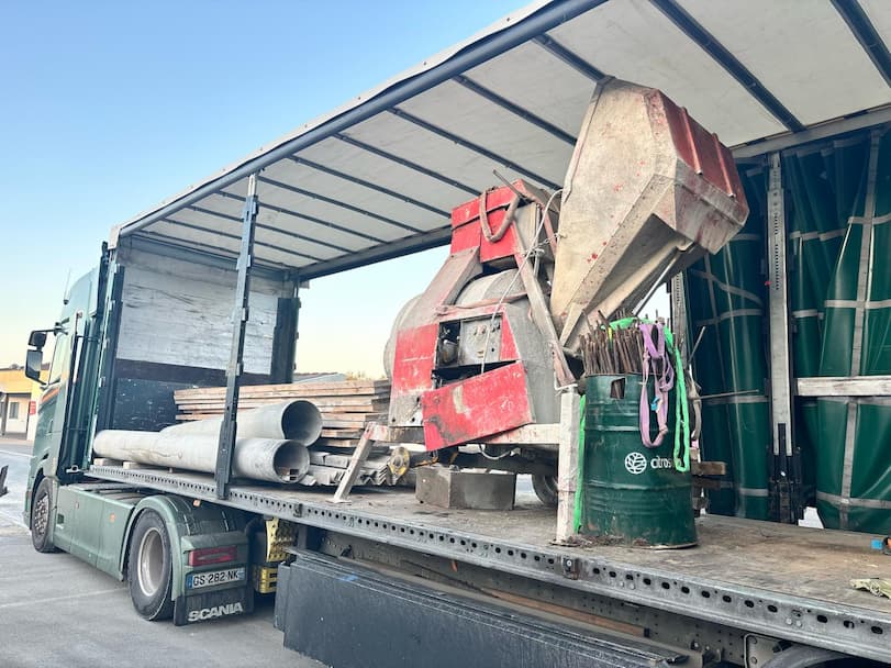 Déchargement d'une bétonnière avec chariot embarqué Cargomatic pour un chantier de rénovation sur l'île de Ré