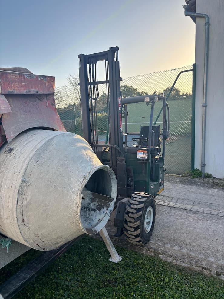 Chariot élévateur embarqué Cargomatic assurant la manutention d'une bétonnière sur un chantier à Loix