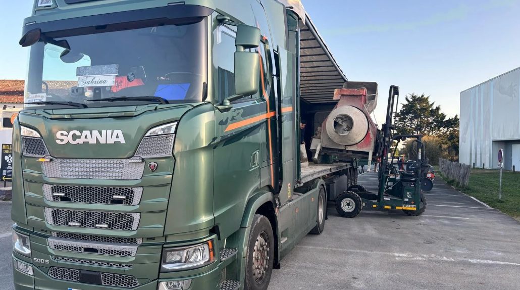 Camion Scania Cargomatic avec chariot embarqué pour une livraison directe sur chantier à Loix sur l'île de Ré